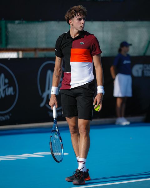 FanArthurCazaux's tweet photo. ⚔️ Jour de match ⚔️

⚔️ Arthur Cazaux 🇨🇵 affrontera aux alentours de 11H00 la tête de série n°3 et (ATP 62) Grégoire Barrère 🇨🇵 pour atteindre la quart de finale 🔥

🎾 Sur le papier Arthur ne part pas favori mais la victoire peut être possible si Arthur est dans ces grands jours https://t.co/R2iSM6p5dZ