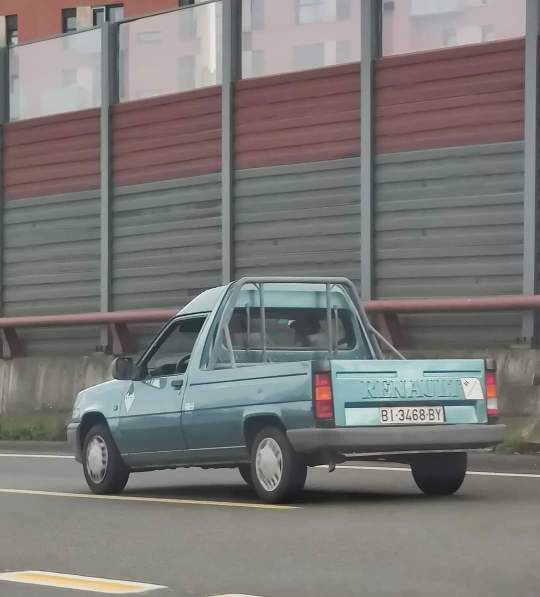 dieguito4694's tweet photo. #BuenosDiasMundo
#RenaultExpress #Pickup
Rara https://t.co/t5RgSdgM21