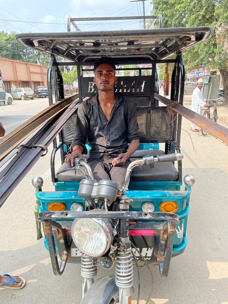 कानपुर...इसका कुछ हो सकता है क्या…… यूपी टेलर्स रेलबाज़ार के पास कानपुर नगर <a href="/kanpurtraffic/">KANPUR NAGAR TRAFFIC POLICE</a>