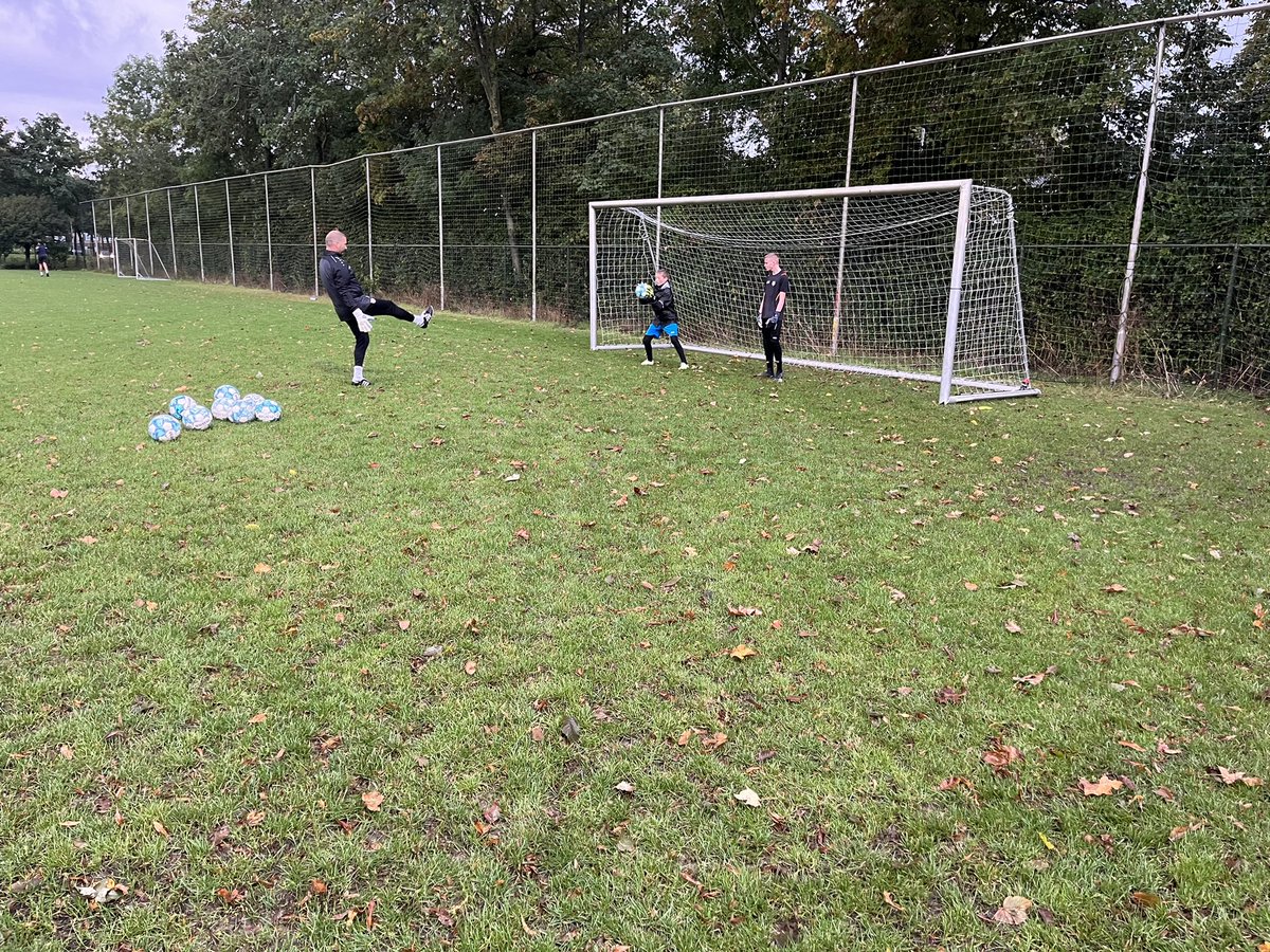 De eerste stappen in het nieuwe jeugdbeleid van <a href="/TerneuzenseBoys/">vv Terneuzense Boys</a> worden gemaakt. Keeperstraining gestart. Geven we trainersbegeleiding en start op 4 oktober de juniorenopleiding van de KNVB op ons complex, waar 10(!) trainers van VVTB aan zullen meedoen. #jeugdontwikkeling!