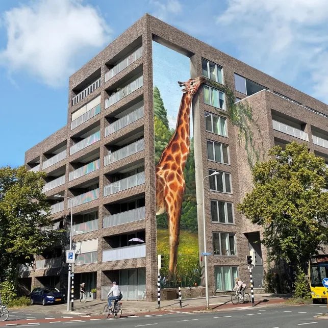 MarcelKalmeijer's tweet photo. Giraffe vreet Utrechtse flat kaal! Wat een geweldig idee van kunstenaar #JanisdeMan. https://t.co/Nk8m80fEnQ