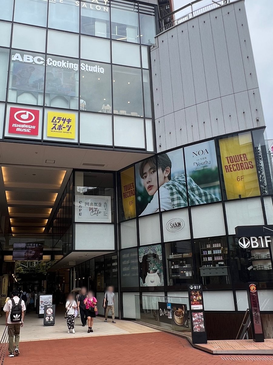 NOA】 そして！！ NU茶屋町2階 ガラス面特大看板を NOAくんがジャック