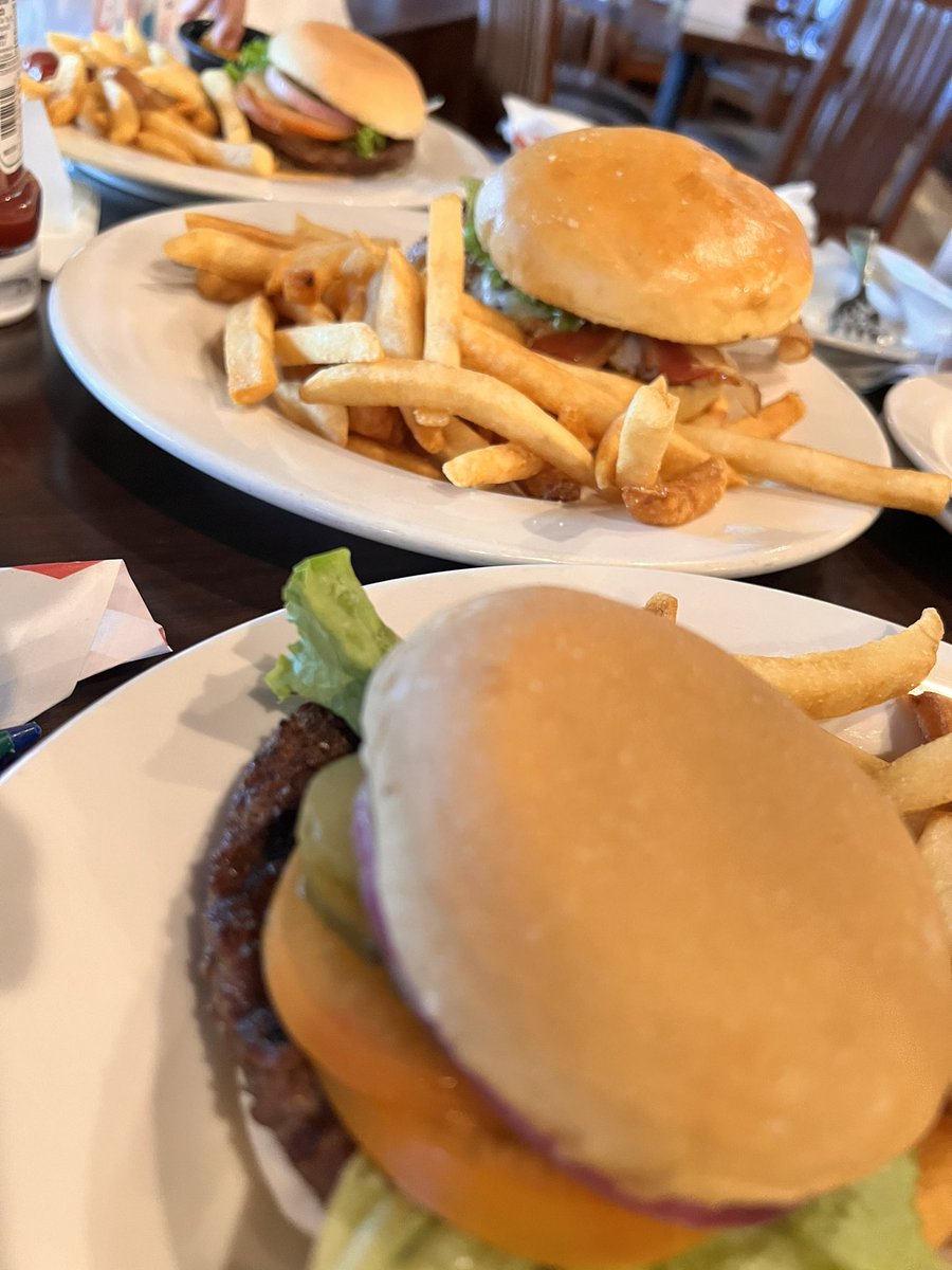 totitoti_papa's tweet photo. でかさ以外は普通に美味しかったですよ🍔
あと料理に付いてくるポテト毎回多くない??皆こんなに食べたらカロリーオーバーやろ?🍟🍟
#FRYDAYS #グアムなう https://t.co/ARwM0ukasm