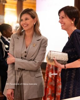 TS_Ukrain's tweet photo. #OlenaZelenska met with #JillBiden in a welcoming atmosphere, wearing a chic three-piece suit with a rooster brooch by #GuniaProject, inspired by a ceramic rooster jug that miraculously survived the #Russian attacks in #Borodianka. https://t.co/ouzLREKrwe