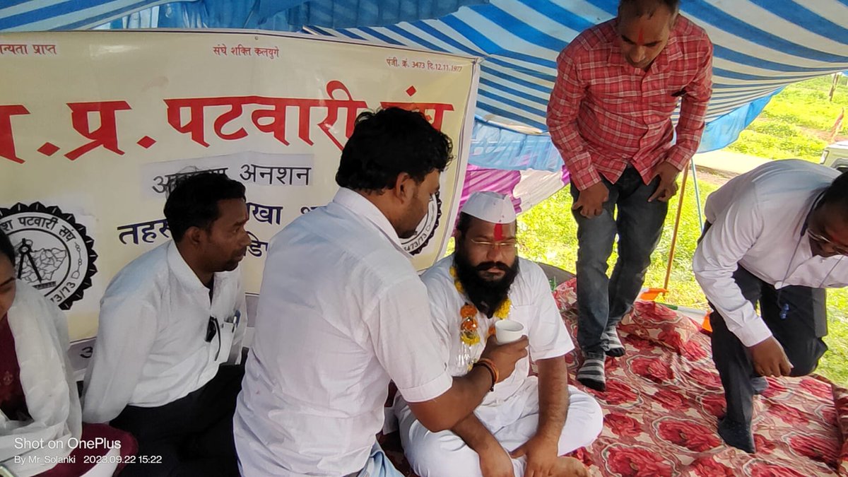 Sandeep Srivastava (@sandeep52595818) on Twitter photo #2800की_घोषणा_पूरी_करो
*पटवारियो का आंदोलन का अगला चरण प्रारंभ साथी पटवारी सोहन साहू जी आमरण अनशन पर बैठे।।* <a href="/CMMadhyaPradesh/">Chief Minister, MP</a>
<a href="/BJP4India/">BJP</a>
<a href="/INCMP/">MP Congress</a>
<a href="/mprevenuedeptt/">Revenue Department, Madhya Pradesh</a>
<a href="/MP4BJP/">BJP Madhya Pradesh</a>
<a href="/JansamparkMP/">Jansampark MP</a>
<a href="/MPTakOfficial/">MP Tak</a>
<a href="/News18MP/">News18 MadhyaPradesh</a>
<a href="/ZeeMPCG/">Zee MP-Chhattisgarh</a>
<a href="/abhisar_sharma/">Abhisar Sharma</a>
<a href="/OfficeOfKNath/">Kamal Nath</a>
<a href="/mppatwarisangh/">मध्यप्रदेश पटवारी संघ भोपाल</a> #2800की_घोषणा_पूरी_करो
*पटवारियो का आंदोलन का अगला चरण प्रारंभ साथी पटवारी सोहन साहू जी आमरण अनशन पर बैठे।।* <a href="/CMMadhyaPradesh/">Chief Minister, MP</a>
<a href="/BJP4India/">BJP</a>
<a href="/INCMP/">MP Congress</a>
<a href="/mprevenuedeptt/">Revenue Department, Madhya Pradesh</a>
<a href="/MP4BJP/">BJP Madhya Pradesh</a>
<a href="/JansamparkMP/">Jansampark MP</a>
<a href="/MPTakOfficial/">MP Tak</a>
<a href="/News18MP/">News18 MadhyaPradesh</a>
<a href="/ZeeMPCG/">Zee MP-Chhattisgarh</a>
<a href="/abhisar_sharma/">Abhisar Sharma</a>
<a href="/OfficeOfKNath/">Kamal Nath</a>
<a href="/mppatwarisangh/">मध्यप्रदेश पटवारी संघ भोपाल</a>
