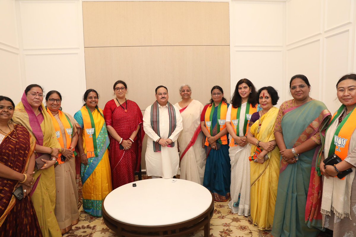 SarojPandeyBJP's tweet photo. महिला आरक्षण बिल पास होने के बाद 
आज भाजपा मुख्यालय पर राष्ट्रीय अध्यक्ष आदरणीय श्री @JPNadda जी के नेतृत्व में प्रधानमंत्री आदरणीय श्री @narendramodi जी का स्वागत अभिनंदन किया गया। 
#ThankuModiji 
#NariShaktiVandanBill 
@blsanthosh https://t.co/gg1icOq1EJ