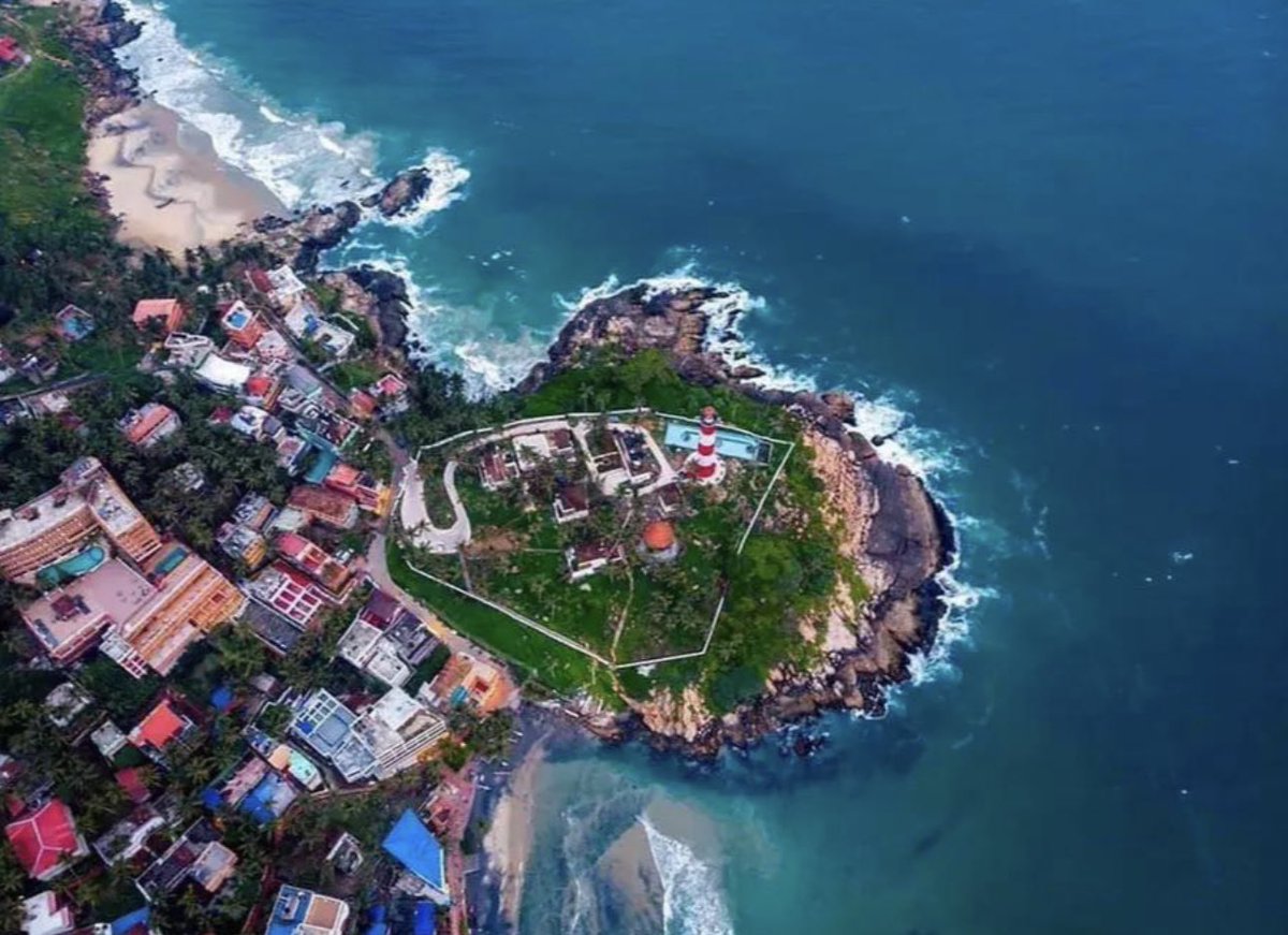mkeshari's tweet image. Spectacular bird's eye view of Kovalam beach and the lighthouse.

#KovalamBeach #EyeView #Lighthouse