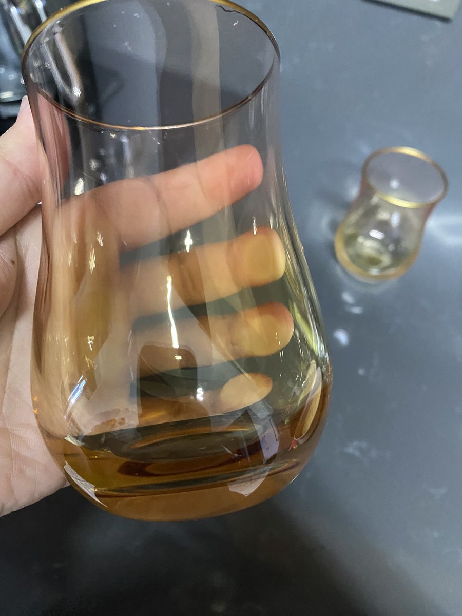 abartmasena's tweet photo. @MadameCocoTR 

Sizden çeyizim için aldığım bardaklar soyulmaya başladı Gold detayları zarar görmesin diye elimde yıkadığım halde 
Renkli bardak olarak almıştım 2 ay içerisinde böyle soyulma ve dökülme olmaya başladı https://t.co/IymwAjqUSW