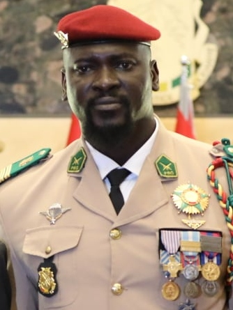Pulezidenti wa Guinea omuggya Col. Mamady Doumbouya awuniikirizza ensi bw’ayimiridde mu maaso g’abazungu n’abalagira okufa ku bibakwatako era n’abasaba beesonyiwe amawanga g’Africa kubanga Demokulaasiya w’abazungu takola mu Africa. 
Ono ategeezezza abakulu mu kibiina ky’amawanga
