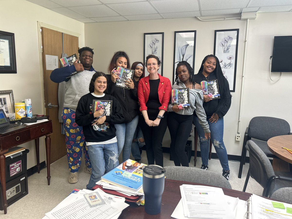 braggstreetaca1's tweet photo. So much to celebrate! Ms. Tyler provided 6 students with a special gift. These students buckled down to improve their grades before progress reports went home. https://t.co/wzbw2p5zFn