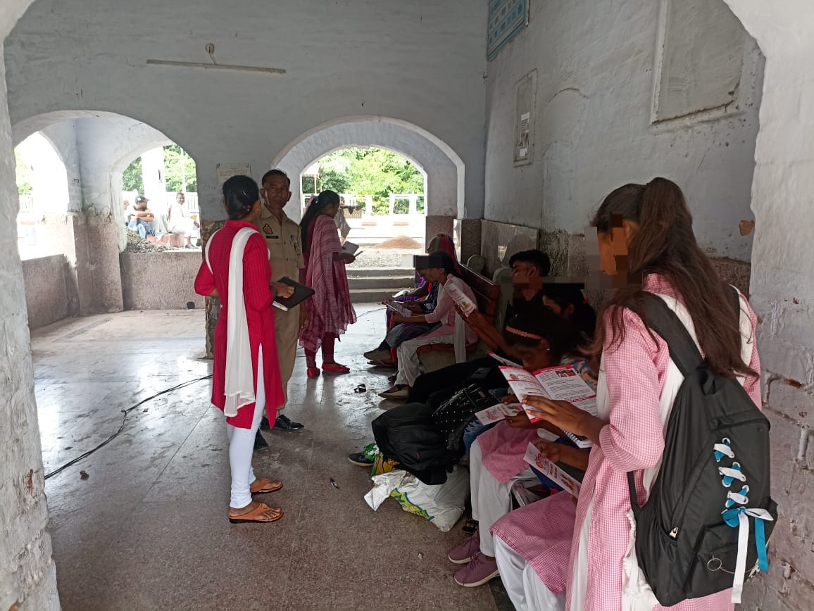 #BastiPolice एंटी रोमियो टीम थाना गौर द्वारा थाना क्षेत्र के भीड़ भाड़ वाले स्थानों पर चेकिंग किया गया साथ ही महिलाओं एवं बालिकाओं को #मिशन_शक्ति जागरुकता अभियान (नारी सुरक्षा, नारी सम्मान, नारी स्वावलंबन) के तहत महिला सुरक्षा व बचाव संबंधी जानकारी दी गई।