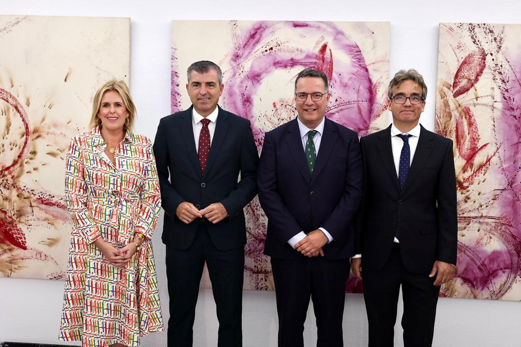 La subdirectora educativa <a href="/galmeida_ecca/">Gorety Almeida</a>, el vicepresidente del <a href="/PresiCan/">Presidencia GobCan</a>,  @MDominguez_pp, el Sr. D. Hipólito Suárez, Consejero de Educación <a href="/PoliSuarezgc/">Poli Suárez</a> y el Director de Fundaciones Ecca, D. José M. Segura <a href="/Direccion_ECCA/">Dirección Fundaciones ECCA</a> en la apertura del curso 23/24 #tufuturoaturitmo