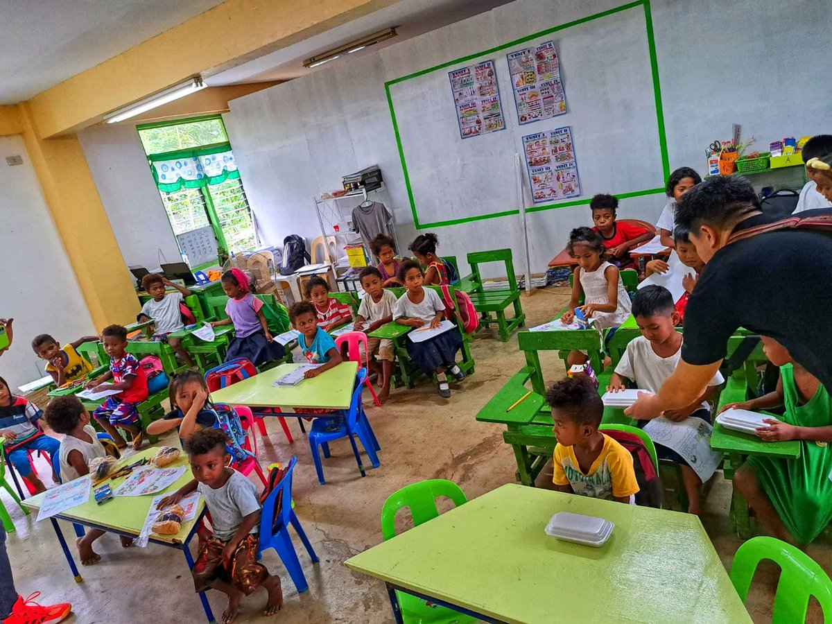 jamesXpaul's tweet photo. HAPI-Zambales successfully conducted a feeding activity this afternoon, September 9 at Aningway-Sacatihan Elem School Annex at Sitio Gala, Subic Zambs. A total of 300 food packs (pancit and bread) were given to more than 250 students,faculty staff and other kids in the community. https://t.co/jMl5pL4CZa