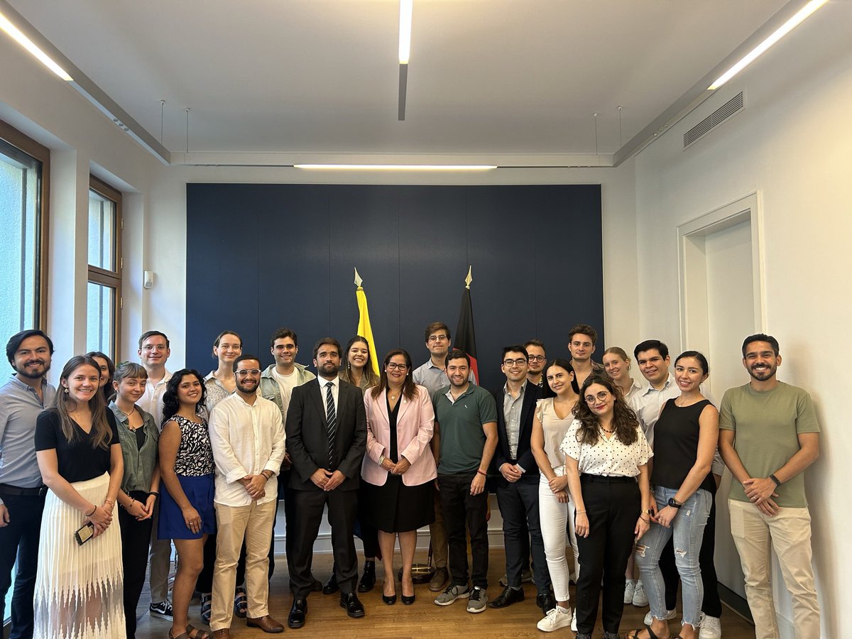 EmbajadaColDE's tweet photo. Mit einem Austausch über kolumbianische Außenpolitik hieß gestern Botschafterin @YadirSalazarM in der Botschaft die Studierenden der @HertieLatinclub aus 🇨🇴🇩🇪🇧🇷🇲🇽🇦🇺 willkommen. Vielen Dank für den Besuch! https://t.co/EihyXrRvWK