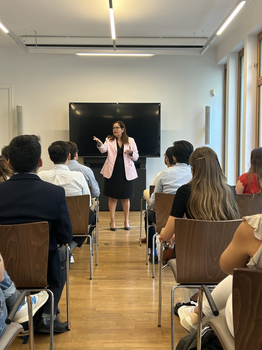 EmbajadaColDE's tweet photo. Mit einem Austausch über kolumbianische Außenpolitik hieß gestern Botschafterin @YadirSalazarM in der Botschaft die Studierenden der @HertieLatinclub aus 🇨🇴🇩🇪🇧🇷🇲🇽🇦🇺 willkommen. Vielen Dank für den Besuch! https://t.co/EihyXrRvWK