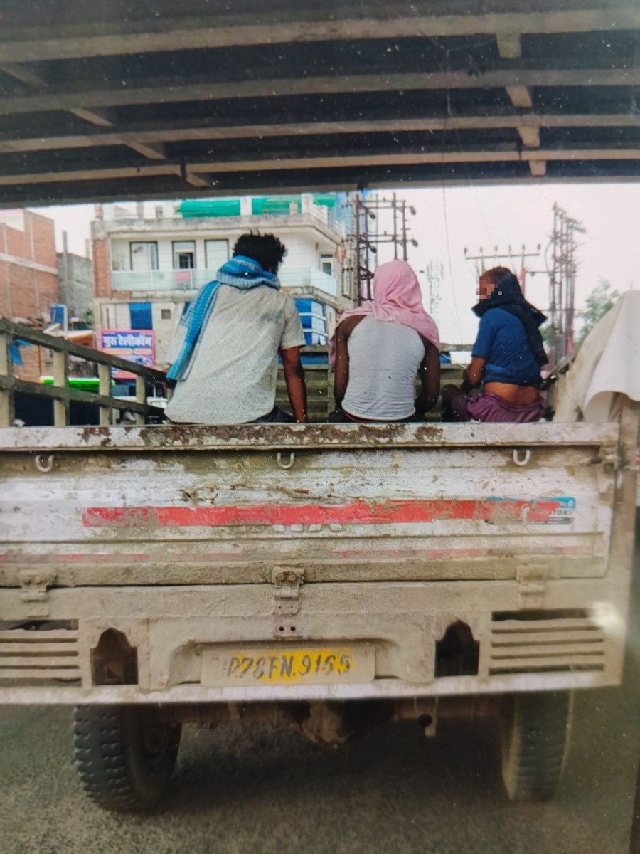 मालवाहक वाहनों के खिलाफ <a href="/kanpurtraffic/">KANPUR NAGAR TRAFFIC POLICE</a> ने अभियान चलाकर रामादेवी चौराहा से मालवाहक गाड़ियों में सवारियां ले जाने वाली गाड़ियों की चालानी कार्रवाई की गई व सवारियों को उतार कर सवारी गाड़ी में बिठाया गया।

<a href="/Uppolice/">UP POLICE</a>
<a href="/uptrafficpolice/">UP Traffic Police</a>