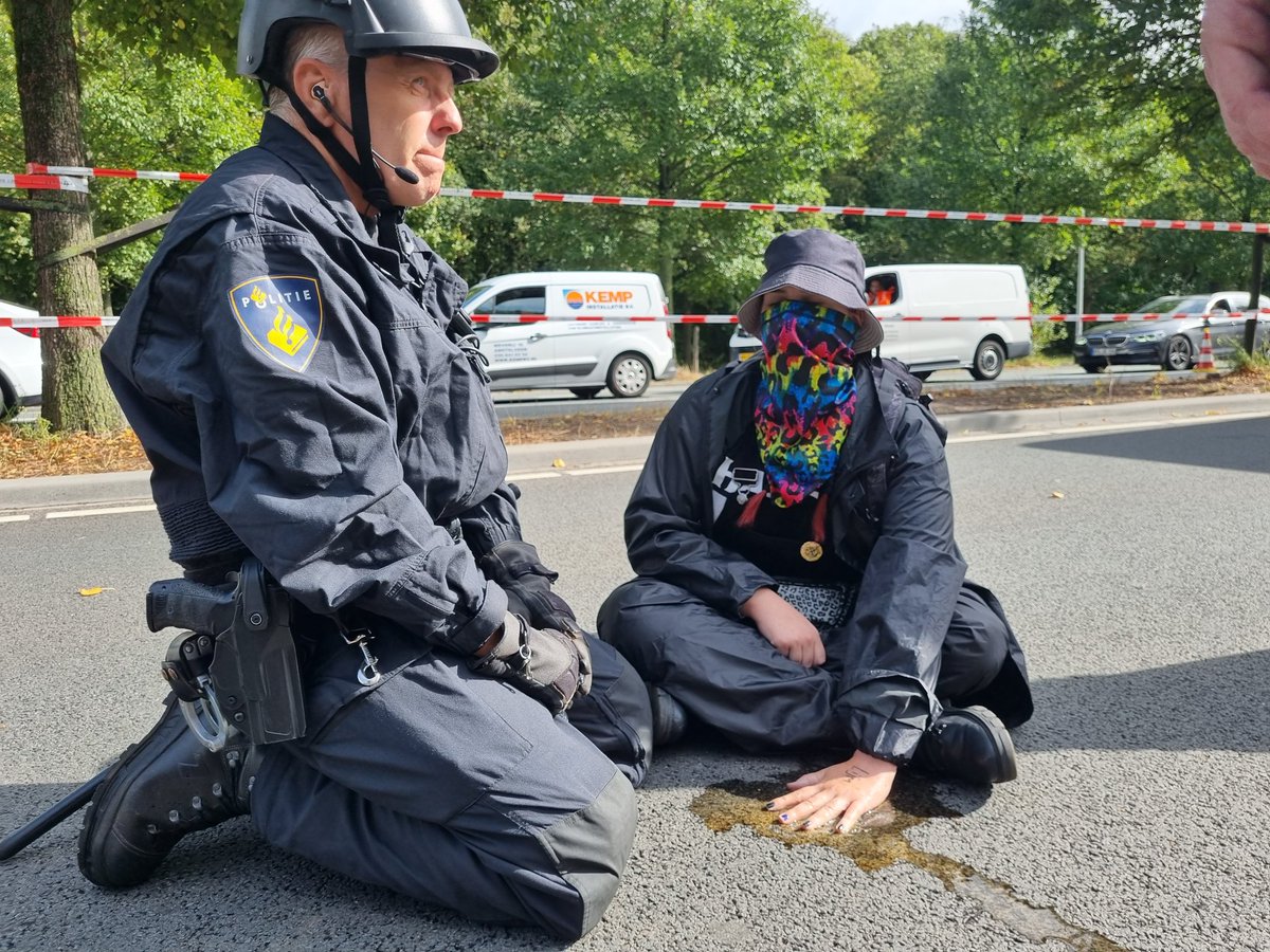 TomvndrH's tweet photo. Een van de demonstranten heeft zich vastgelijmd. Weken met cola moet de hand loskrijgen. https://t.co/LxQih9KyYw
