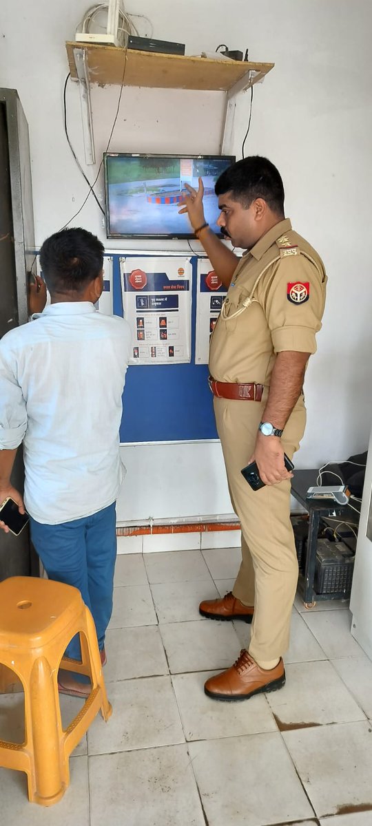 #BastiPolice प्रभारी निरीक्षक गौर द्वारा #बैंक_चेकिंग कर, बैंक/एटीएम तथा बैंकों के आस-पास संदिग्ध व्यक्ति/वाहनों की चेकिंग की गई तथा बैंक सुरक्षा ड्यूटी पर लगे सुरक्षाकर्मियों को आवश्यक दिशा निर्देश दिया गया-