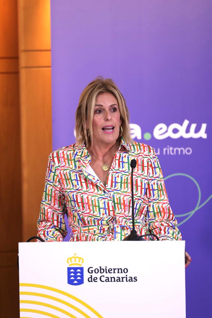 Abre el acto la subdirectora educativa, Goretti Almeida <a href="/galmeida_ecca/">Gorety Almeida</a>, haciendo énfasis en la trayectoria de Ecca a lo largo de su historia, mencionando su introducción de nuevos recursos interactivos que facilitan la formación de sus alumnos. #eccaedu #tufuturoaturitmo