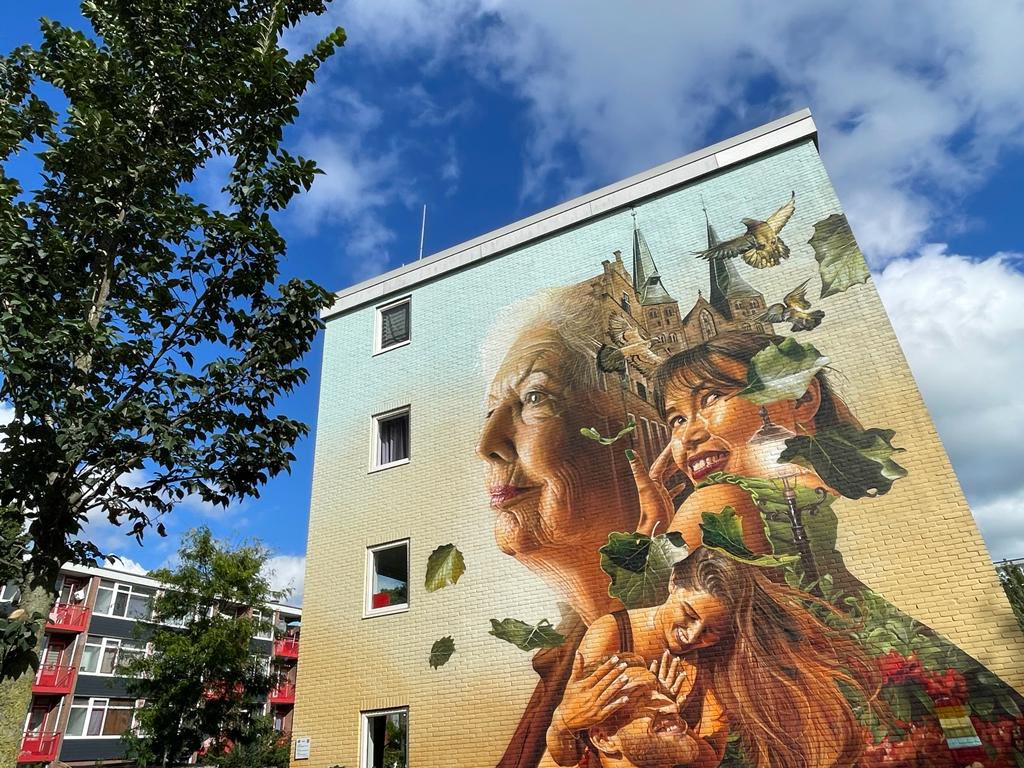 De onthulling van een prachtige mural in #Rivierenwijk aan de Deltalaan, door niemand minder dan Snelle en met Pleun’s regenboogijsjes! Mooi project van <a href="/streetartstreet/">StreetArtStreets</a>, <a href="/WBieder1/">Woonbedrijf ieder1</a> en <a href="/studiogiftig/">Studio Giftig</a>. Met oa Bep Spa als letterlijke hoofdrolspeler in deze schildering.