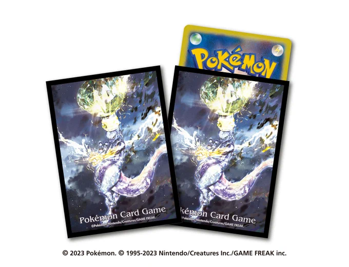 ポケモンカードゲームの周辺グッズにて「デッキシールド プレミアム・グロス 雷テラスタルミュウツー」「デッキケース 雷テラスタルミュウツー」のイラストを担当しましたケース背面や仕切り板でミュウツーの顔アップも見ることが出来ますぜひ手に取っていただけたら嬉しいです 