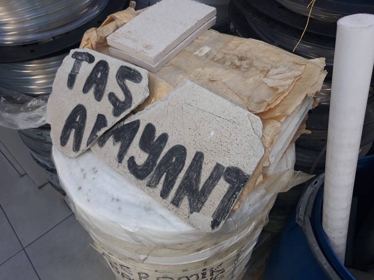 Habere katkı, Ağustos'ta <a href="/ErturulBilir/">Ertuğrul Bilir</a> #Karaköy'de  çekip iletmişti. 
#asbest yerine #amyant deyince yasak delinmiyor, ciğer delinebiliyor.  
35-40 cm uzunluğunda, 20 cm civarı genişliğinde plaka 350 tl ve kuyumcular kullanıyormuş. 
<a href="/ASTADernegi/">Asbest ve Tehlikeli Atıklar Derneği ASTA</a> 
<a href="/isigmeclisi/">İSİG Meclisi</a> 
<a href="/PolenEkoloji/">POLEN Ekoloji Kolektifi</a>