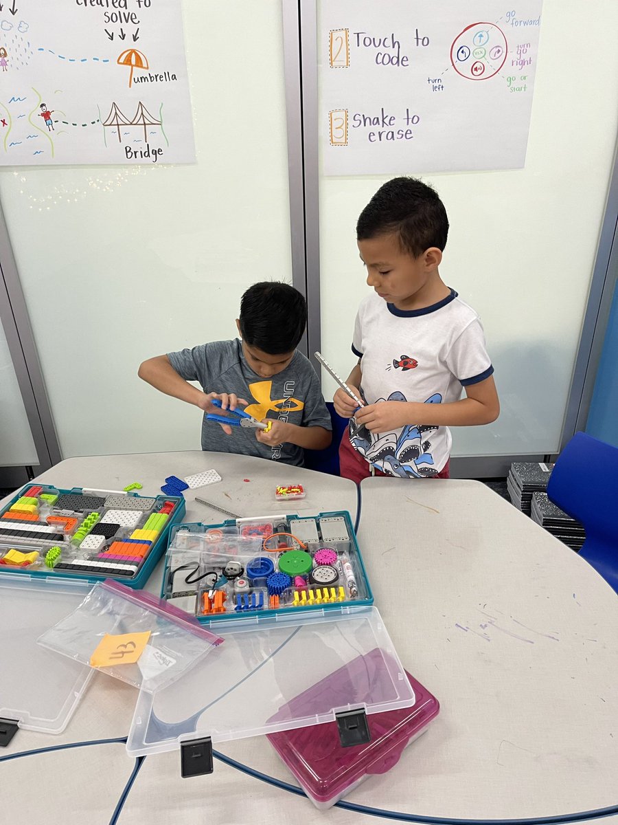 RiverchaseStem's tweet photo. Second grade engineers have landed on Mars and their first task is building a flag and flag pole! #cfbSTEMproud #WatchUsSoar @TeamRiverchase https://t.co/DyexEQeo6K