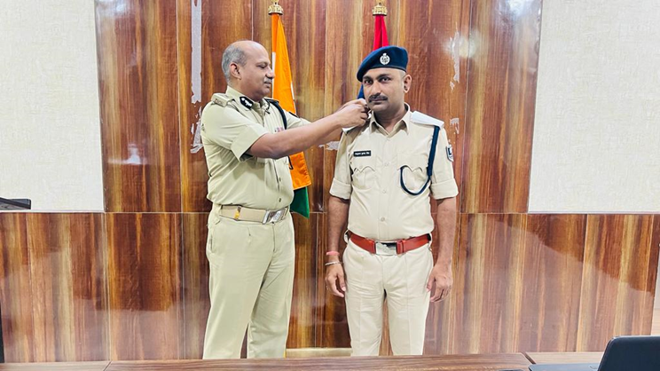 दि0 21.9.23 को Pipping Ceremony में IG CR Patna  द्वारा क्षेत्रीय कार्या0 पटना में कार्यरत पु.अ.नि ऋतुराज कु0 सिंह को पु.नि. के रूप में उच्चतर पद का कार्यकारी प्रभार प्रदान करते हुए उनके कंधे पर पु.नि. का स्टार लगाकर उनका प्रोत्साहन किया गया और भविष्य के लिए शुभकामनाएं दी गयी।