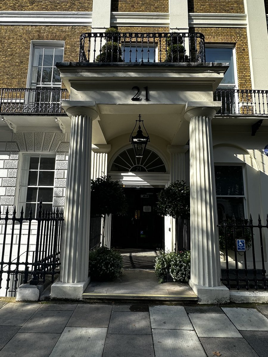 Looking forward to a day of discussing anaesthesia & critical care training and education at our @Anaes_Trainees committee meeting at the brilliant @21PortlandPlace.
