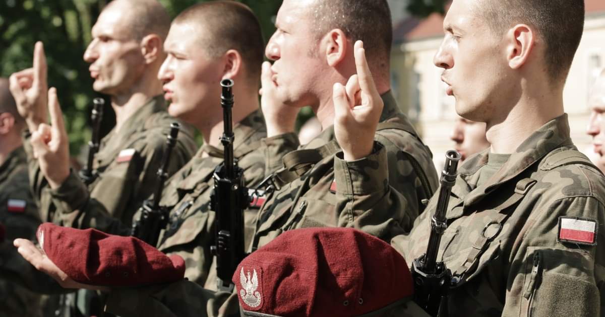 WCR_Oswiecim's tweet photo. Zapraszamy na uroczystości z okazji Święta 6 Brygady Powietrznodesantowej im. gen. bryg. Stanisława Sosabowskiego. Uroczystości będą połączone z piknikiem #SilnaBiałoCzerwona 🇵🇱 
📍Zamek Królewski w Niepołomicach, 2️⃣3️⃣ września, godz. 9:00
#DołączDoNas #WojskoPolskie
Fot. #16bpd https://t.co/VEekCcEBd8