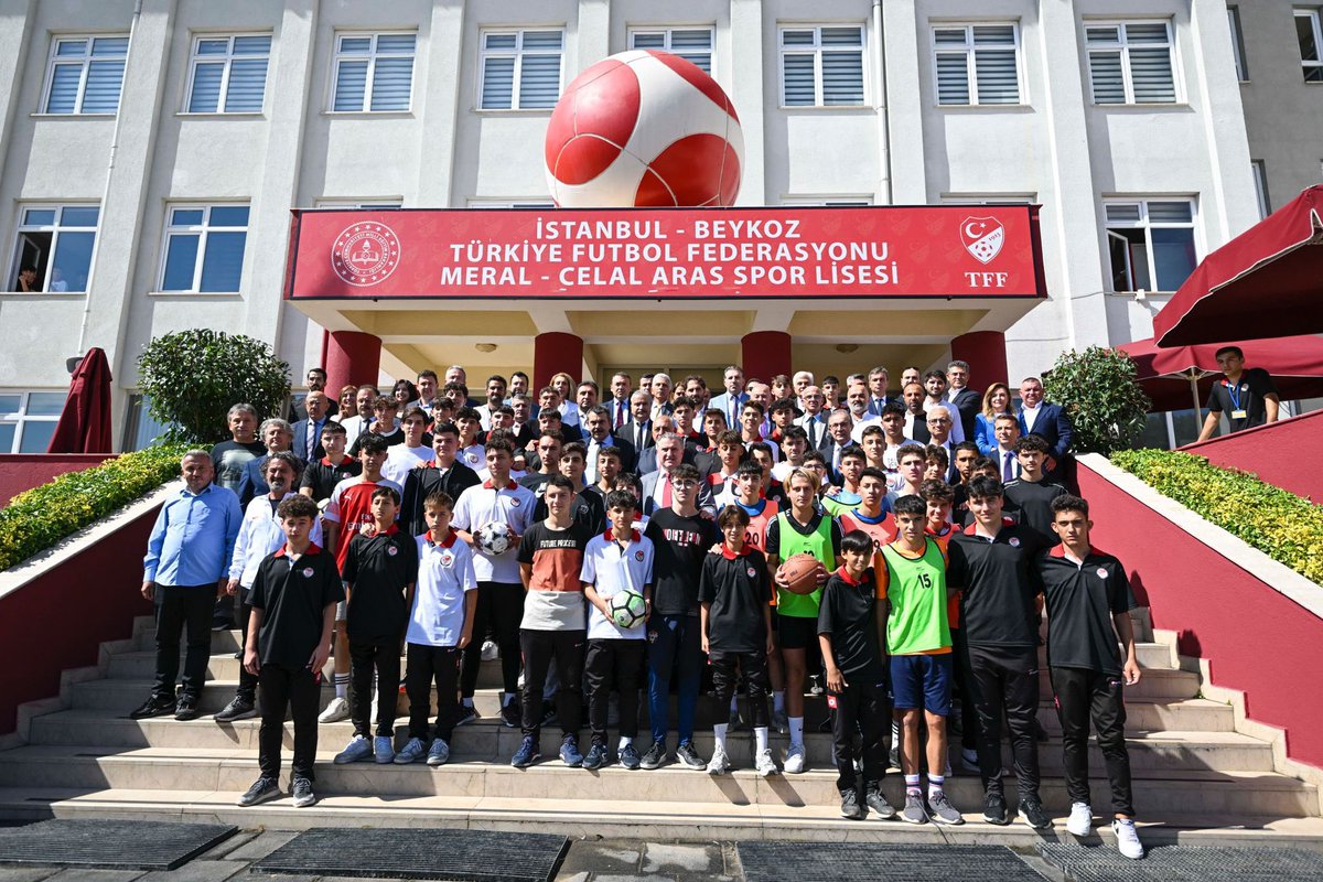 Türk futbolunun gelişimine büyük katkılar sunacak Futbol Gelişim Projesi Protokolü'nü MEB ve TFF ile hayata geçirmek üzere imzaları attık. 

Hem futbolu tabanda kuvvetlendirecek hem de Türk futbolunun marka değerine güç katacak bu değerli çalışmanın ülkemize ve milletimize