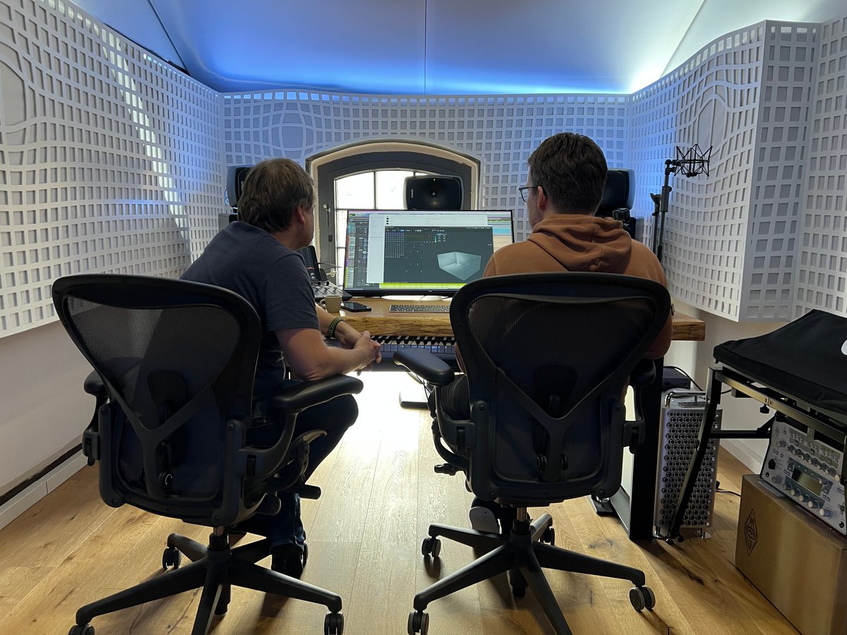 rt_fm's tweet image. Musik in einer neuen Dimension erleben: in ausgewählten Tonstudios veranstalten wir regelmäßig Dolby Atmos Workshops &amp;amp; Listening Sessions. 👂 Sprecht uns gerne an, wenn Ihr bei einer immersiven Mischung dabei sein und dem Toningenieur live über die Schulter schauen wollt.
📸 API