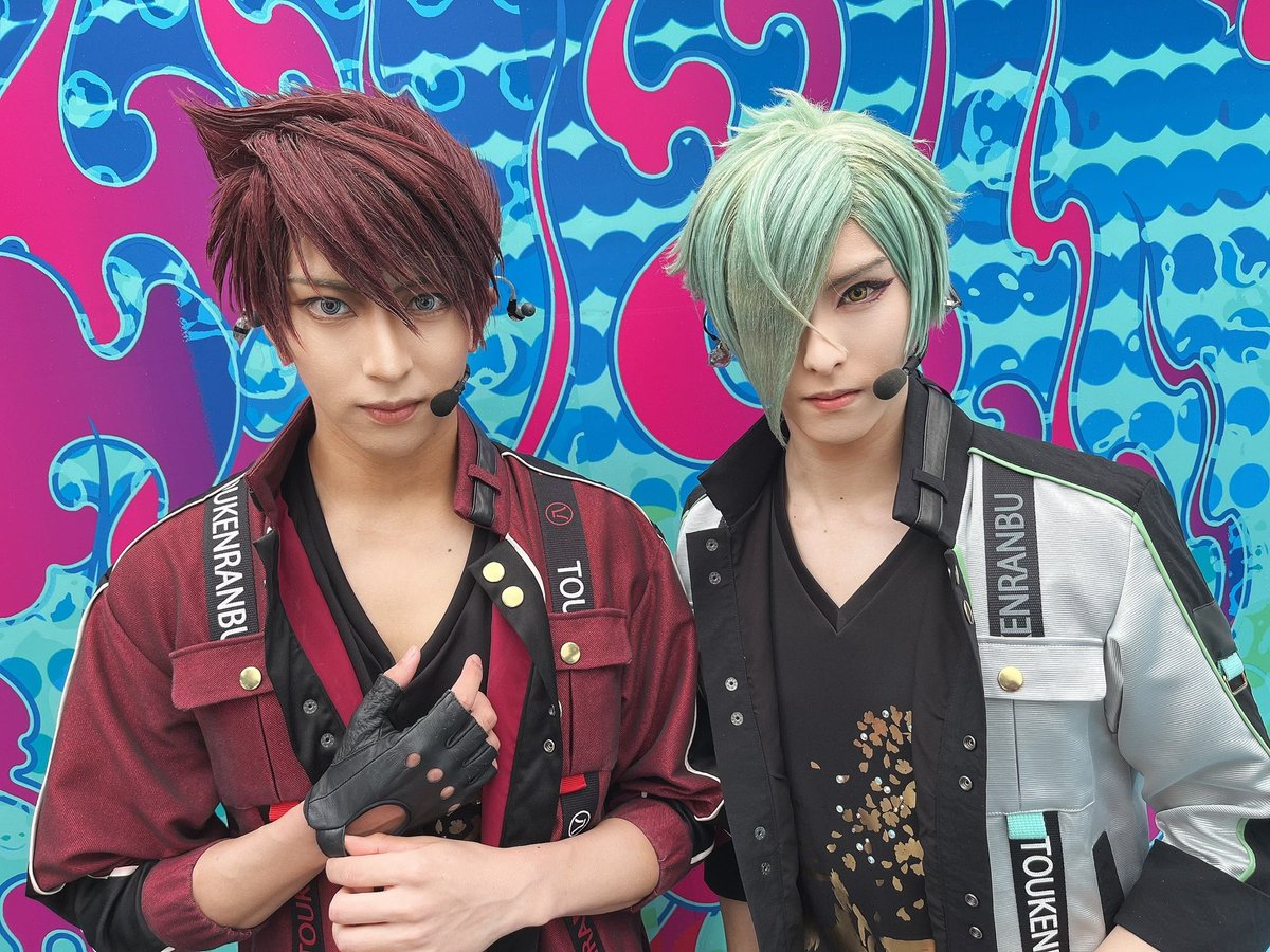 ミュージカル『刀剣乱舞』 ㊇ 乱舞野外祭
本日もありがとうございました！！

雨の中暴れる祭りもまた一興！
貴重な経験をさせてもらいました！
ただ、濡れた体をすぐに温めて風邪ひかないようにね！！？

今日は膝丸と📸
明日も待ってるぞーー！！

#刀ミュ　#すえひろがり