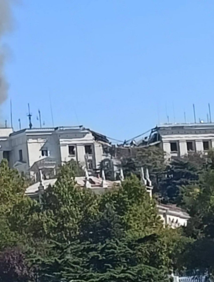 UTsigan's tweet photo. Фото поврежденного штаба Черноморского флота рф в Севастополе
#Crimea https://t.co/HoNrAlvIwV
