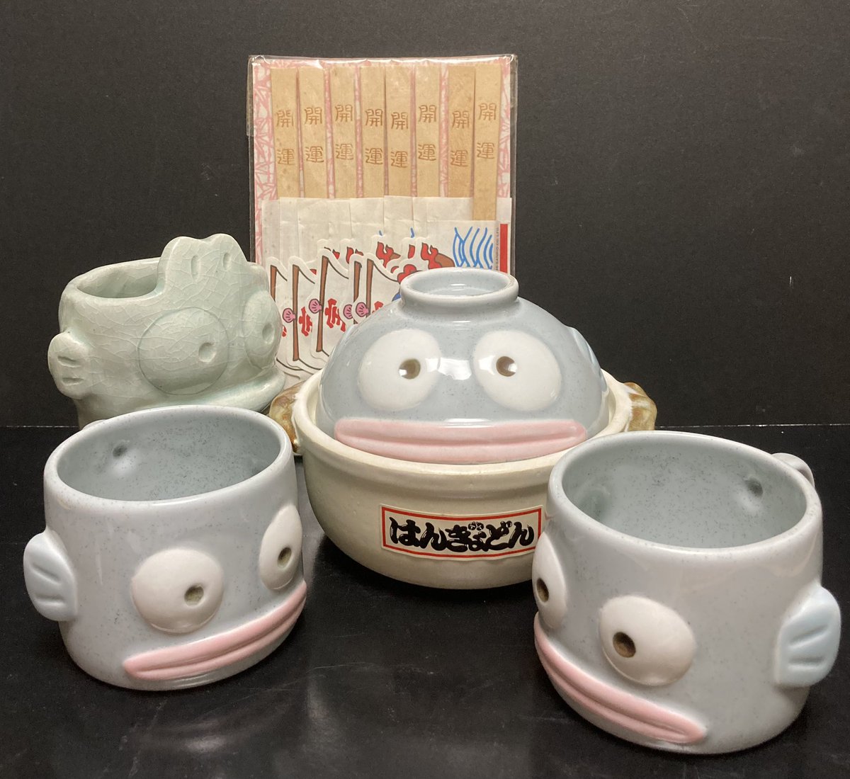 レトロハンギョドン #半熟温泉 真ん中はお一人様用土鍋。これ蓋を