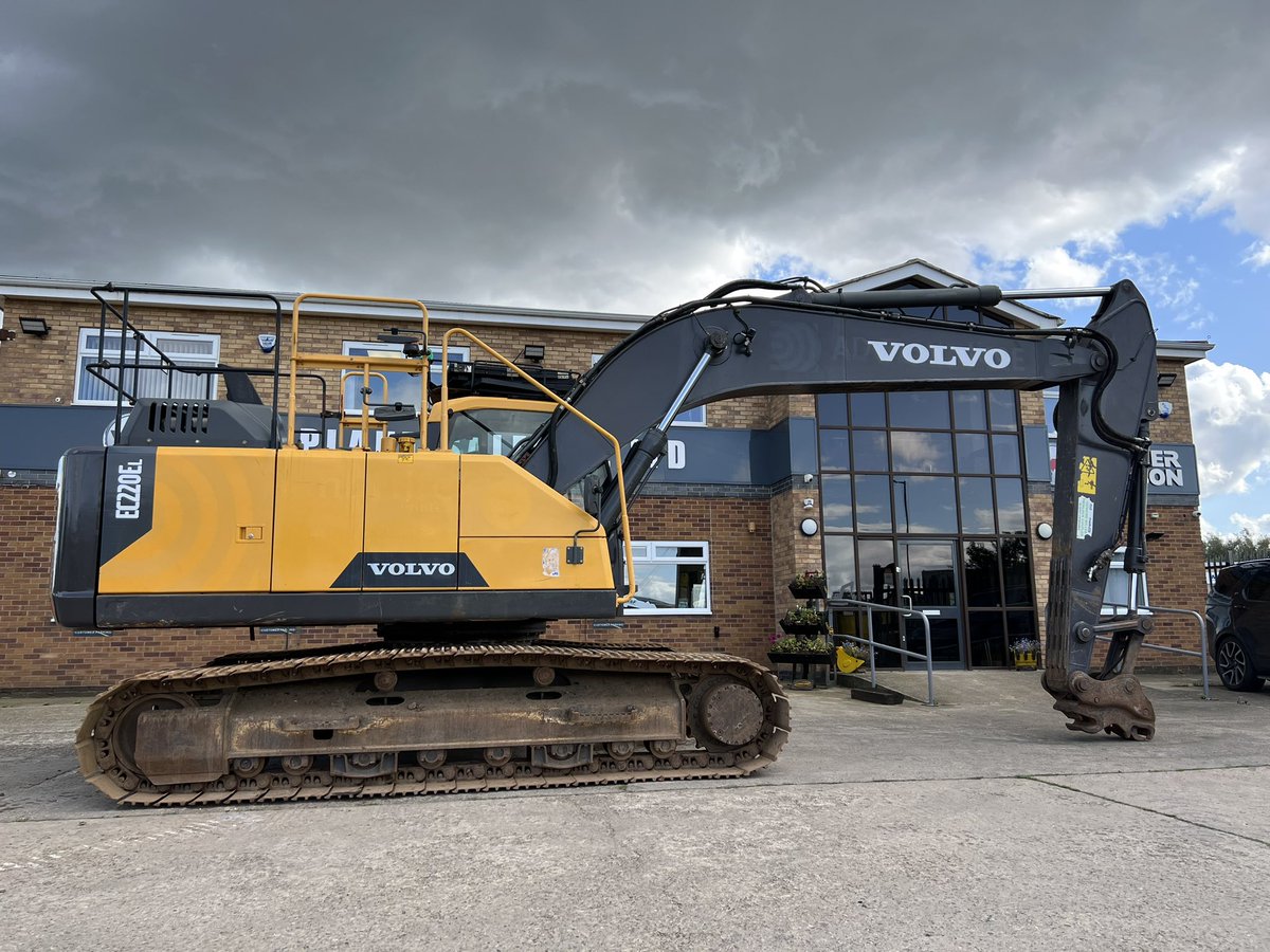 FOR SALE: 2015 Volvo EC220E L, undercarriage @ 80% good, Q-Hitch &amp; 1 bucket, hammer lines &amp; boxing ring. All in good order. Call the team on 01642676698 or Tim on 07846252874. £31950 + VAT