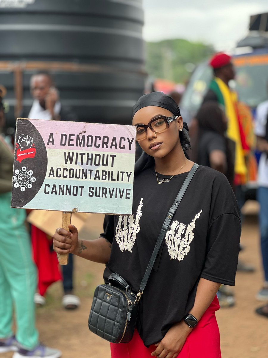 VeanaNegasi's tweet photo. We deya for country
#OccupyJulorbiHouse 
#FixTheCountry 🇬🇭✊🏽 https://t.co/vhVjd2EPeF