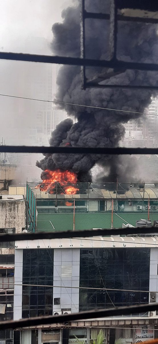 HTMumbai's tweet photo. Massive fire at Heera Panna mall, near Oshiwara Police station, Mumbai.
33 fire fighting vehicles, ambulances on site.
Fire declared level 3 by Mumbai Fire Brigade. 

@htTweets https://t.co/9guNygTPZC