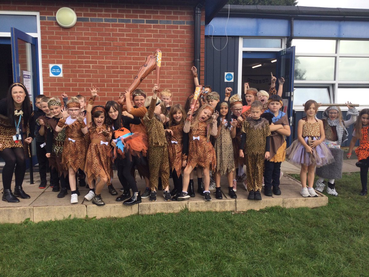 CCCRPrimary's tweet image. I WAS BORN IN THE STONE AGE #year3 Check out our awesome costumes #challengeweek