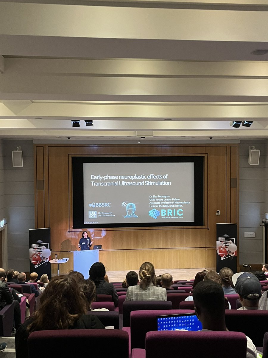 Professor John Rothwell presents the John Rothwell Award 2023 to Dr. Elsa Fouragnan. Congratulations, and thank you for your brilliant talk on the early-phase neuroplastic effects of TUS! #BBIconf2023 #BBI2023