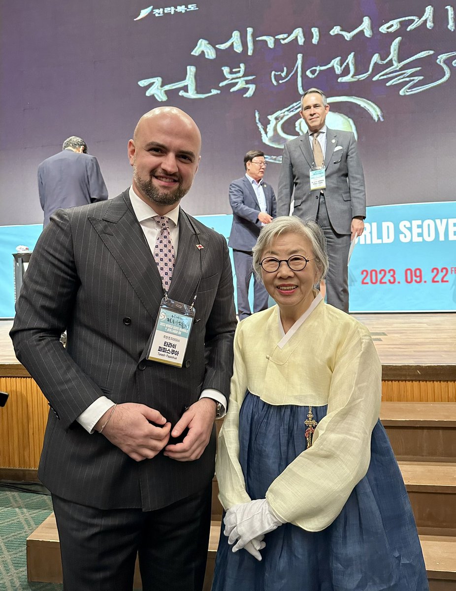 tarashpapaskua's tweet image. Delighted to attend the opening ceremony of the 14th #World #calligraphy #biennale in #Jeonju together with fellow ambassadors in 🇰🇷
Thank you to organizers for also inviting Ambassadors to exhibit our own calligraphy works. Quite happy with my own work in 🇬🇪 🖊️ 🇰🇷