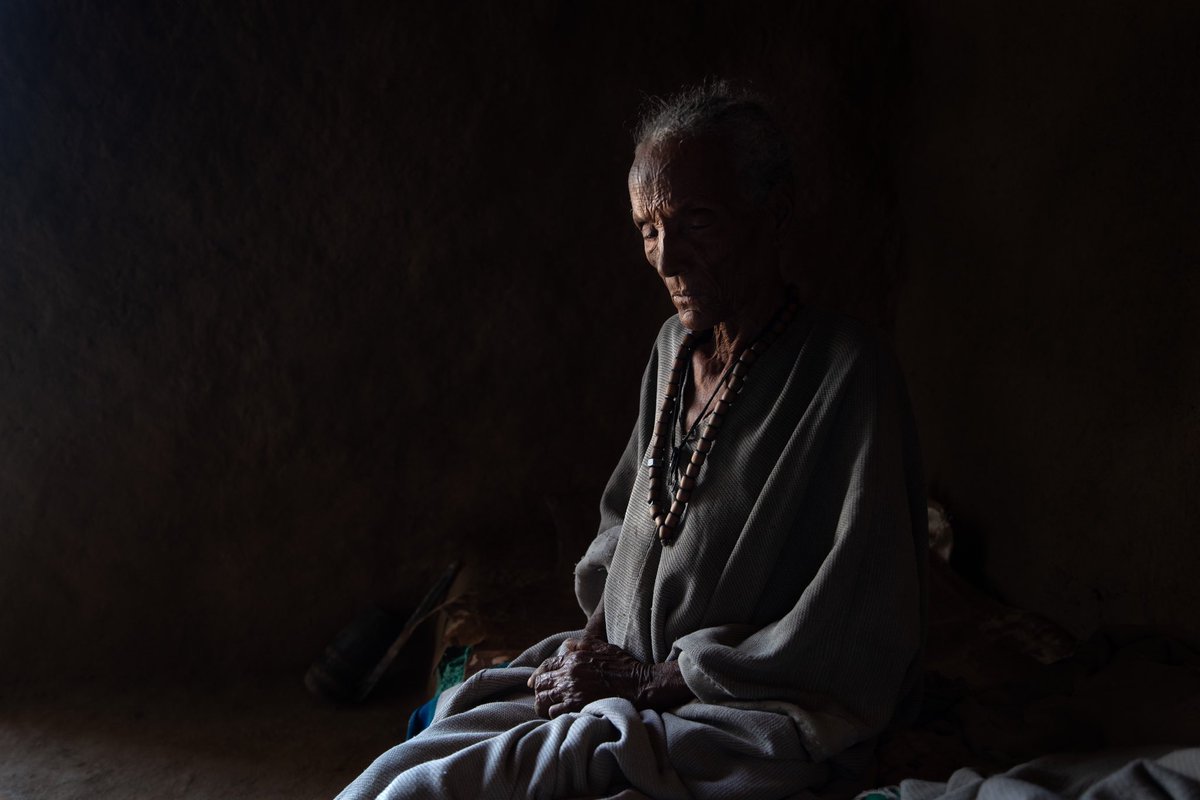 Askal Barki is 80 years old and lives alone in Adi Giba village.

She suffers from malnutrition and no longer has the strength to beg for money or food in town. 

Askal spends her days sleeping waiting for the death.

#Tigray #famine #TigrayWar