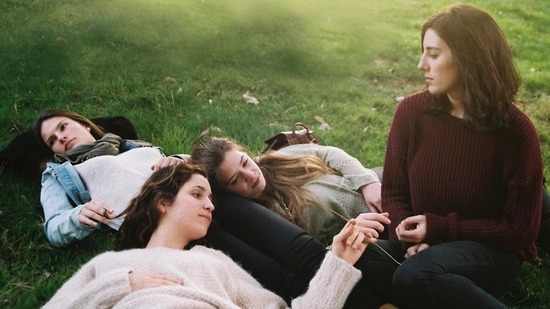 Conocimos a Elena Martín Gimeno hace 9 años cuando nos embarcamos en un proyecto tan poco convencional y estimulante como era "Las amigas de Ágata". Entonces conocimos también a Carla Linares, Marta Cañas, Victòria Serra, Laia Alabart, Alba Cros, Laura Rius y Marta Verheyen ⬇