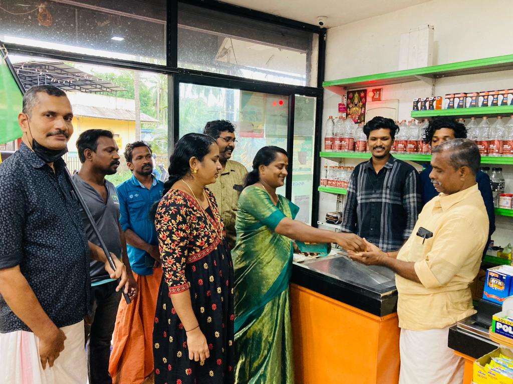 BJMM4Kerala's tweet photo. #NariShaktiVandan   #ThankYouModij  
വനിത സംവരണ ബില്ല് ലോക്‌സഭയിൽ അവതരിപ്പിച്ച ആദരണീയനായ ഭാരതത്തിൻറെ പ്രധാനമന്ത്രി നരേന്ദ്രമോദിജിയെ അഭിനന്ദിച്ചുകൊണ്ട് മഹിളാമോർച്ച കൊണ്ടോട്ടി  മണ്ഡലം കമ്മിറ്റിയുടെ നേതൃത്വത്തിൽ മധുര വിതരണം  നടത്തി .@BJPMahilaMorcha https://t.co/ywGyophW9x