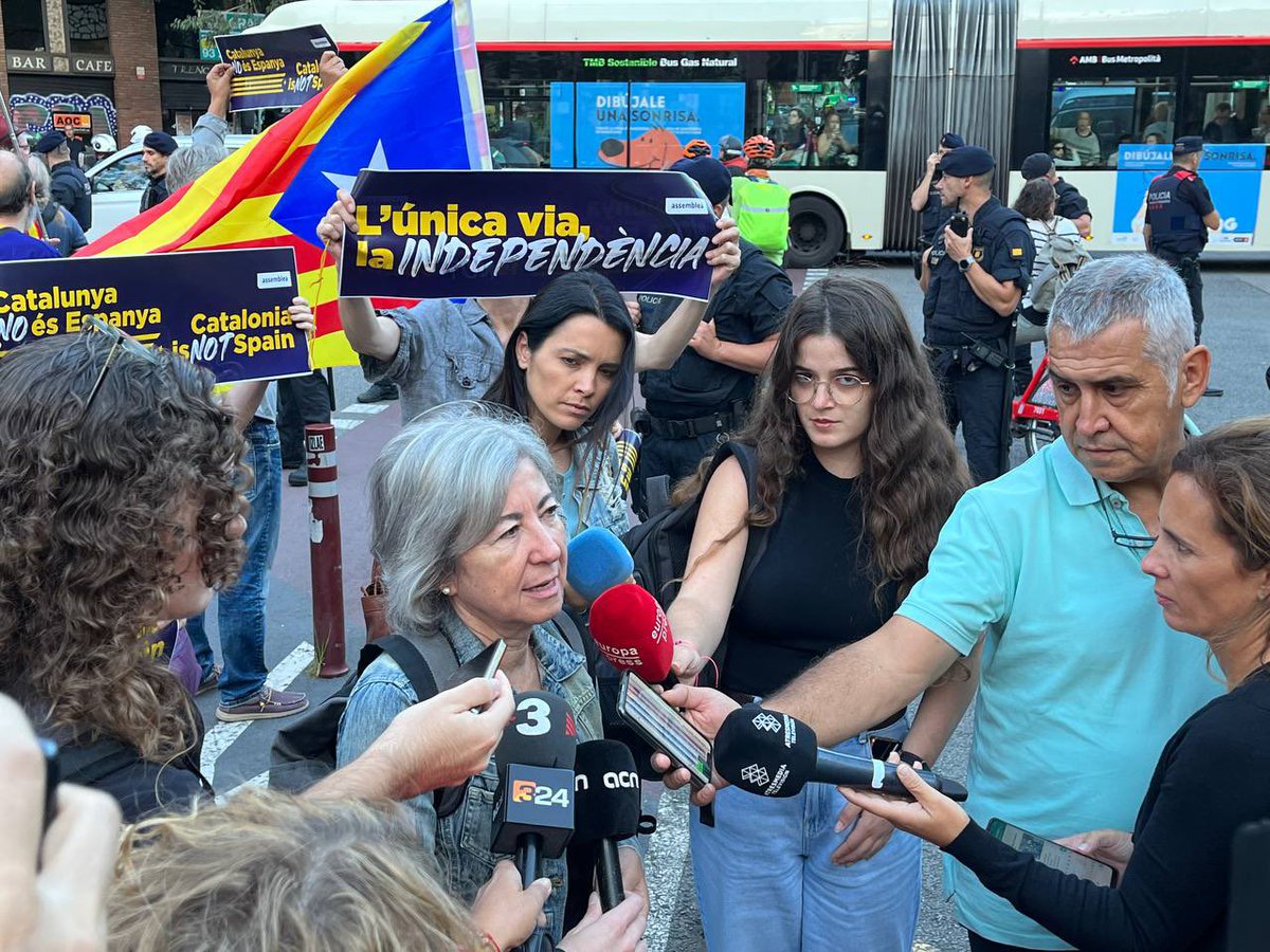 ⬛️⬜️📢 Som davant de l'Hospital de Sant Pau per fer sentir el nostre crit a la trobada de ministres de transport de la UE.

Vine i participa-hi! L'única via és la independència!