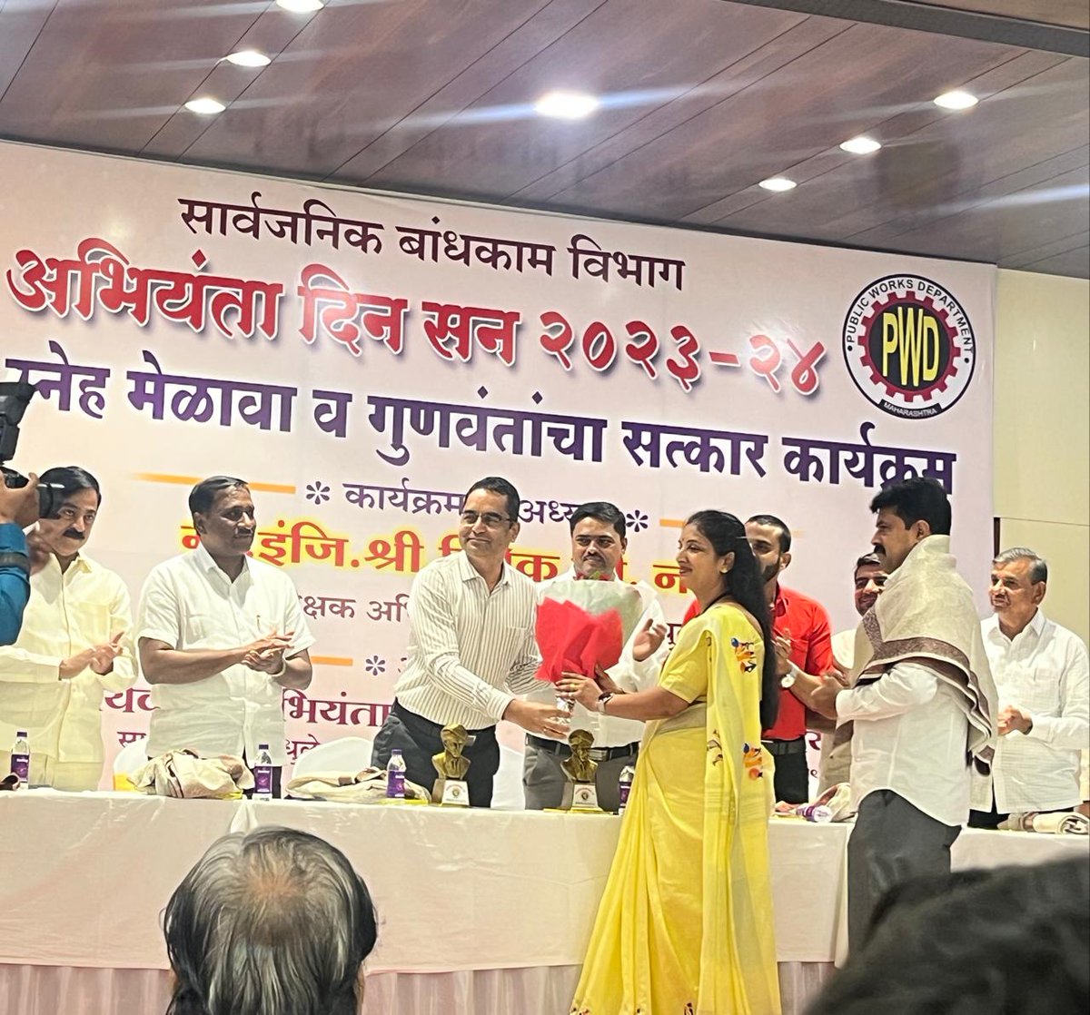 TusharRandhe's tweet photo. सार्वजनिक बांधकाम विभाग यांच्यातर्फे अभियंता दिन व स्नेह मेळावा व गुणवंतांचा सत्कार कार्यक्रम साजरा झाला कार्यक्रमाचे अध्यक्ष अधीक्षक अभियंता विवेकजी नवले व प्रमुख पाहुणे म्हणून मला निमंत्रित केले.
@BJP4India @Dev_Fadnavis @cbawankule https://t.co/MX9r6zAMZv