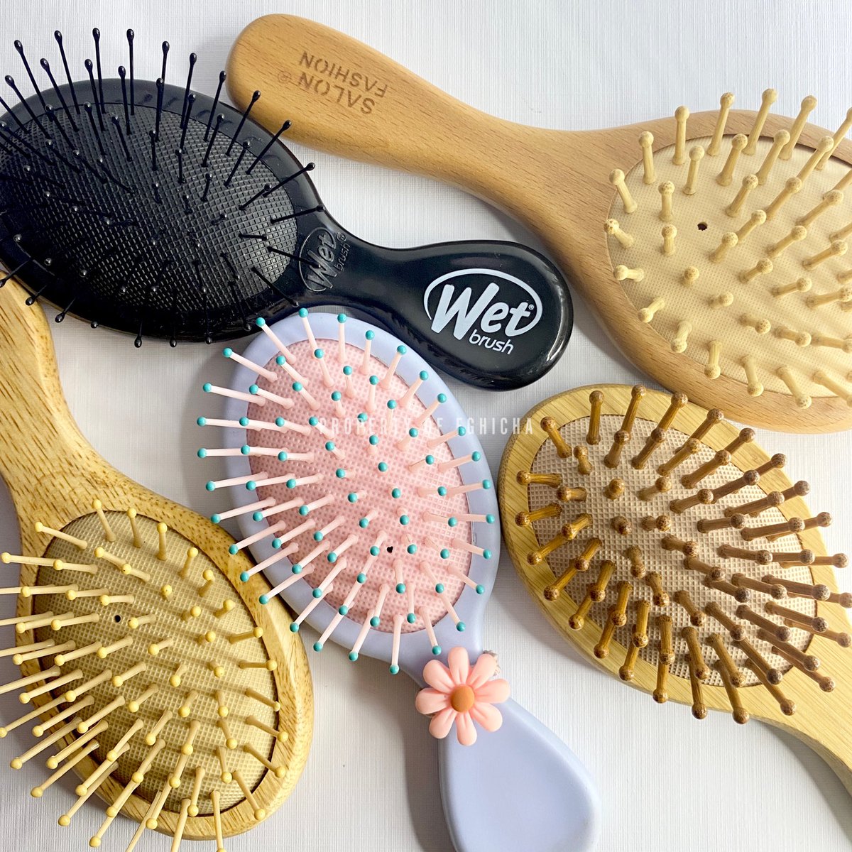 rachiecha's tweet image. — battle sisir

detangling hair brush terbaik versi aku kira2 yg mana ya? apakah ada produk yg overrated? dan apakah ada produk favorit kalian? 🧐

sisiran tanpa nyangkut lagi &amp;amp; kulit kepala jadi lebih sehat. jangan lupa baca &amp;amp; save thread ini 😉