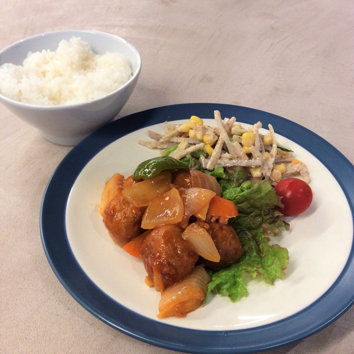 arbo_kitchen's tweet photo. 本日のメニューは肉だんごの酢豚風です！

副菜のごぼうサラダを含め、色んな野菜が入っています✨

#こども食堂 #アルボキッチン #クラシスホーム #孤食をなくそう #食べることは生きること #子ども食堂ネットワーク #フードパントリー #子ども食堂を応援したい https://t.co/AahAdJJS2n