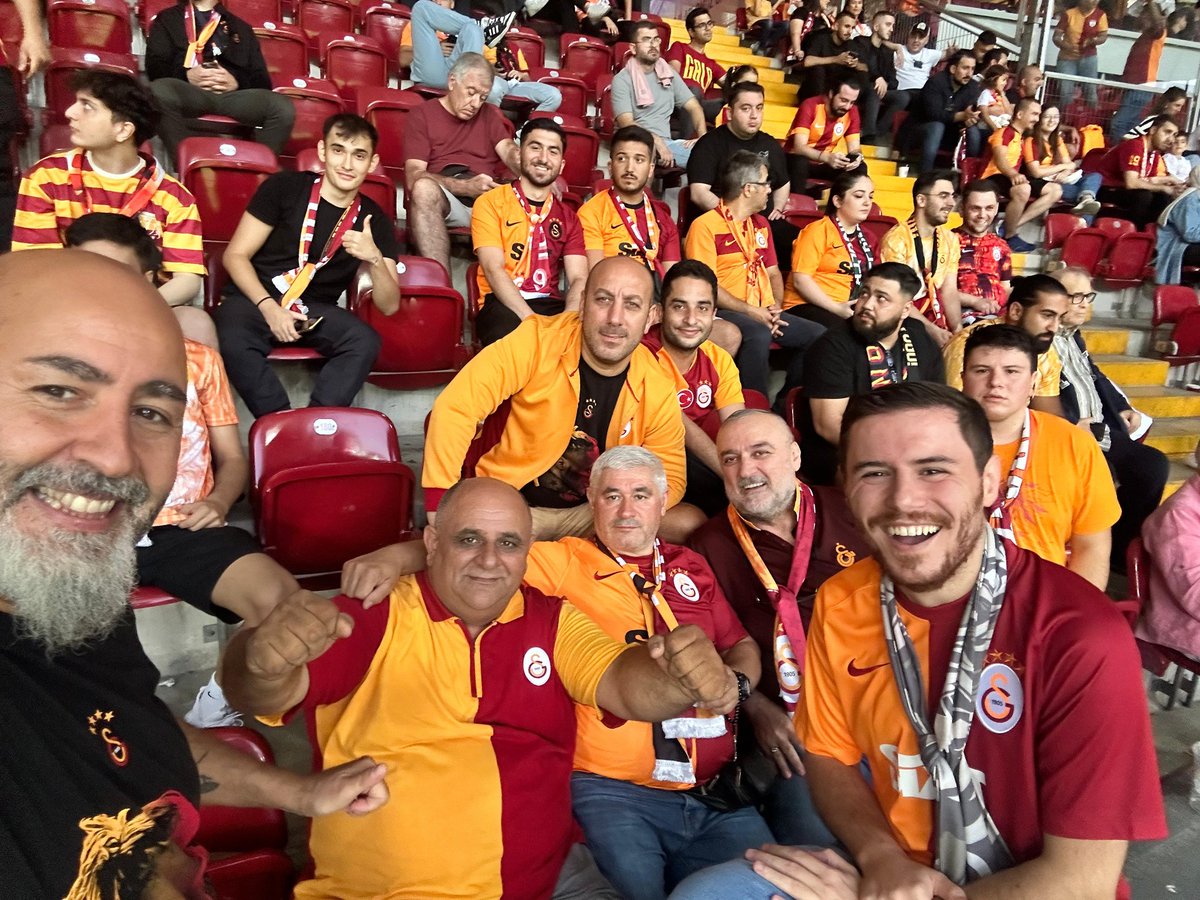 hakkinavdar's tweet photo. Birkaç haftadan Ortada karışık 💛❤💛❤ https://t.co/0XlcHMrsJ8