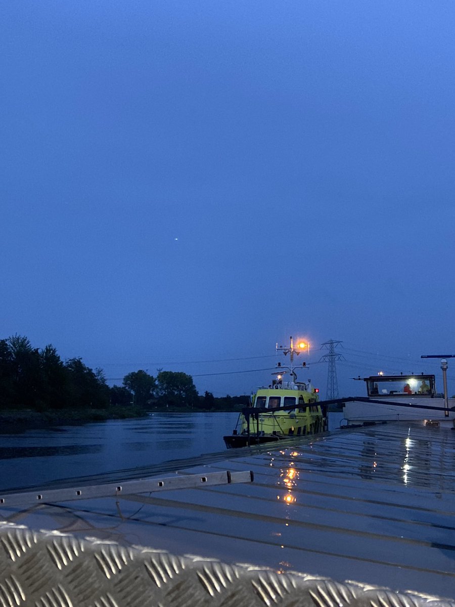VLW_Joost's tweet photo. Wij hebben samen de verzekering en #IenTL de  nodige assistentie verleend en met de #RWS18 het schip begeleid naar een plaats om te lossen https://t.co/8kSRRHgr5v